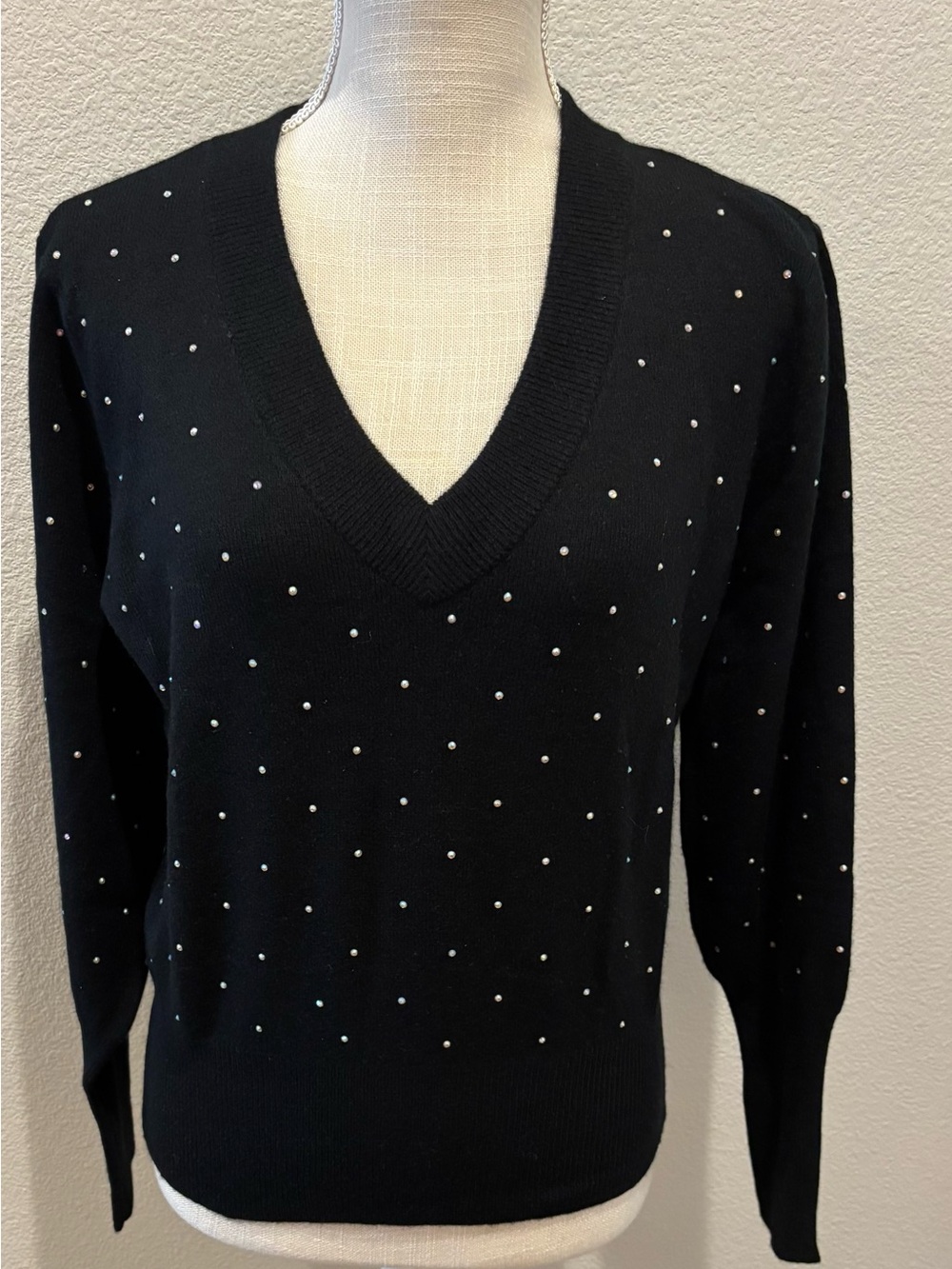 Black V-Neck cashmere Sweater brand WW ( Windsor&White)